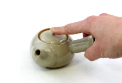 Hamburger Teespeicher Kyusu von Ninah Kim, ca. 120 ml, glasiertes Steinzeug Fashion