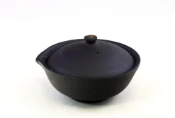 Hamburger Teespeicher Shiboridashi aus schwarzem Ton, flach New